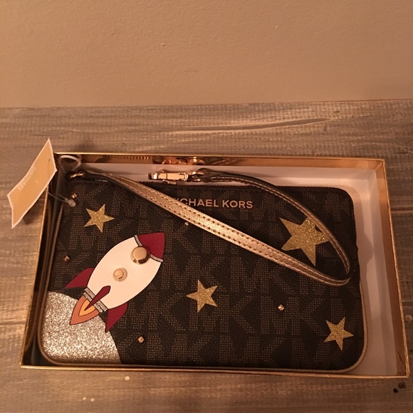 Michael Kors Handbags - NWT Michael Kors Illustrations Wristlet
